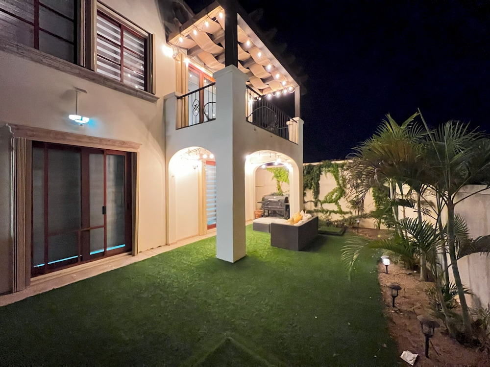 Family Home Private Garden and Jacuzzi