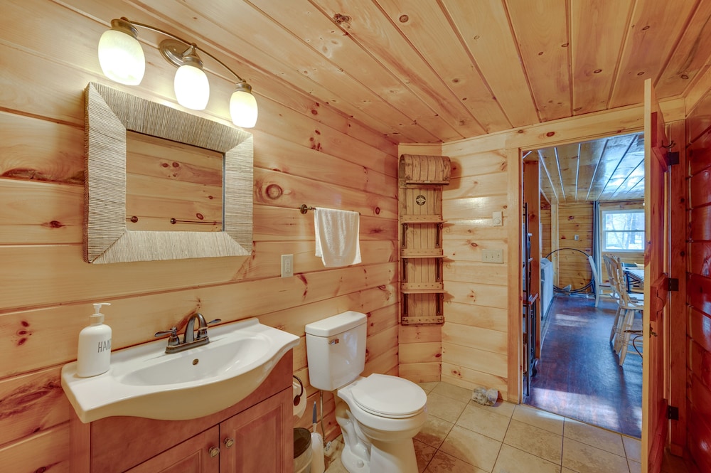 Cozy Laconia Cabin, Close to Winnipesaukee Pier!