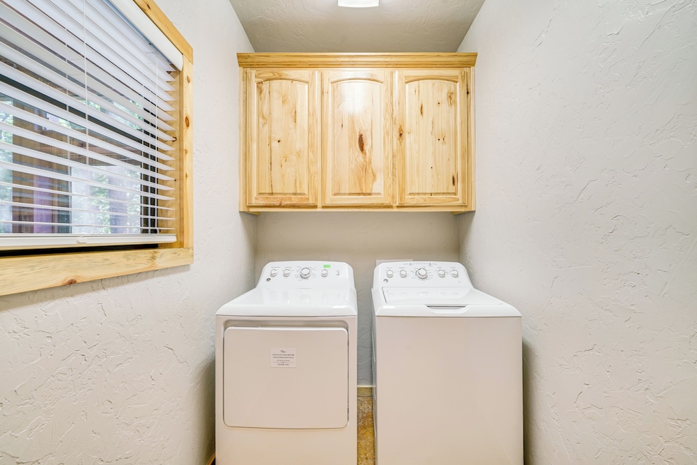 Walk to Restaurants: Hot Tub Haven in Broken Bow!