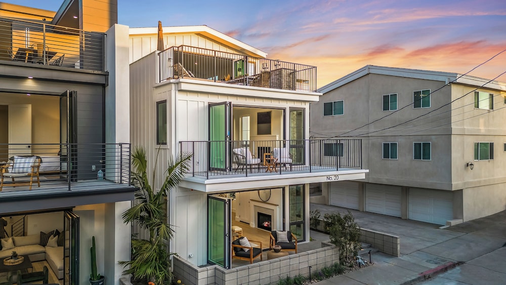 Beach Paradise Stunning 3-story in Long Beach!