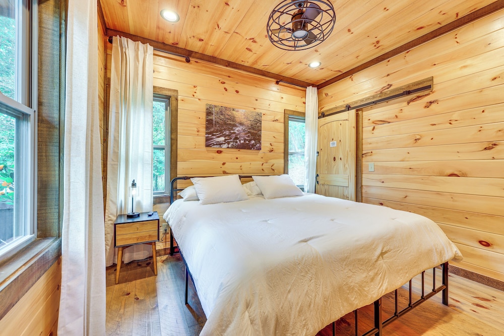 Hot Tub & Deck: Riverfront Mccaysville Cabin!