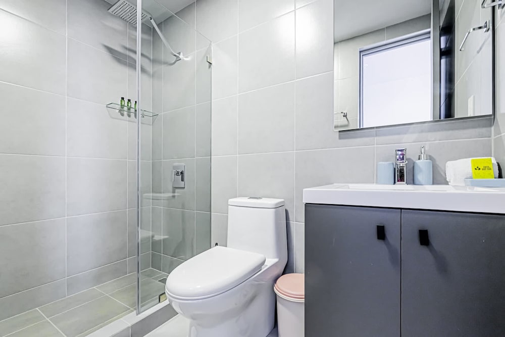 w Stunning 2BR w Great Deco in Centriqo