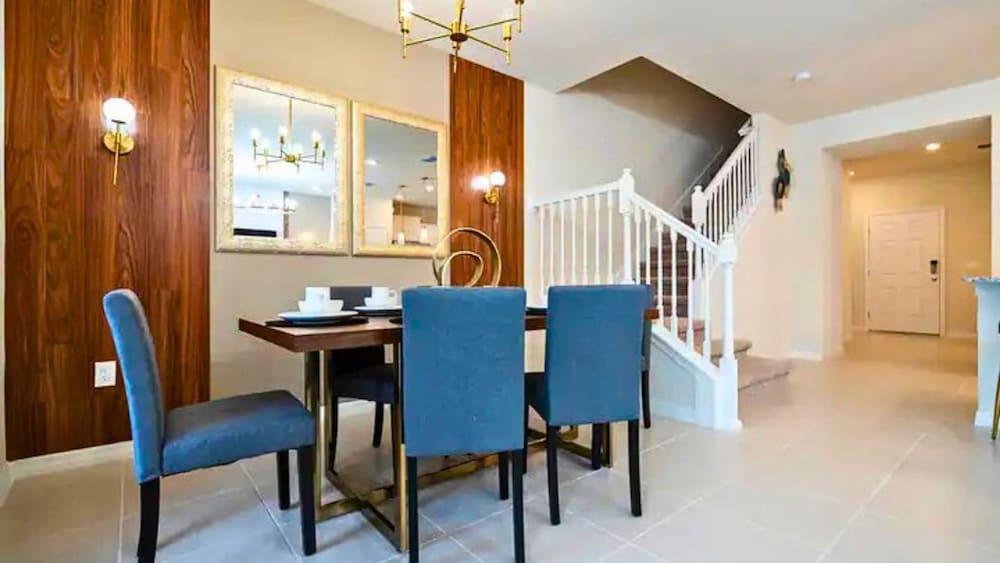 Modern 5BR Townhouse w Private Pool Near Disney