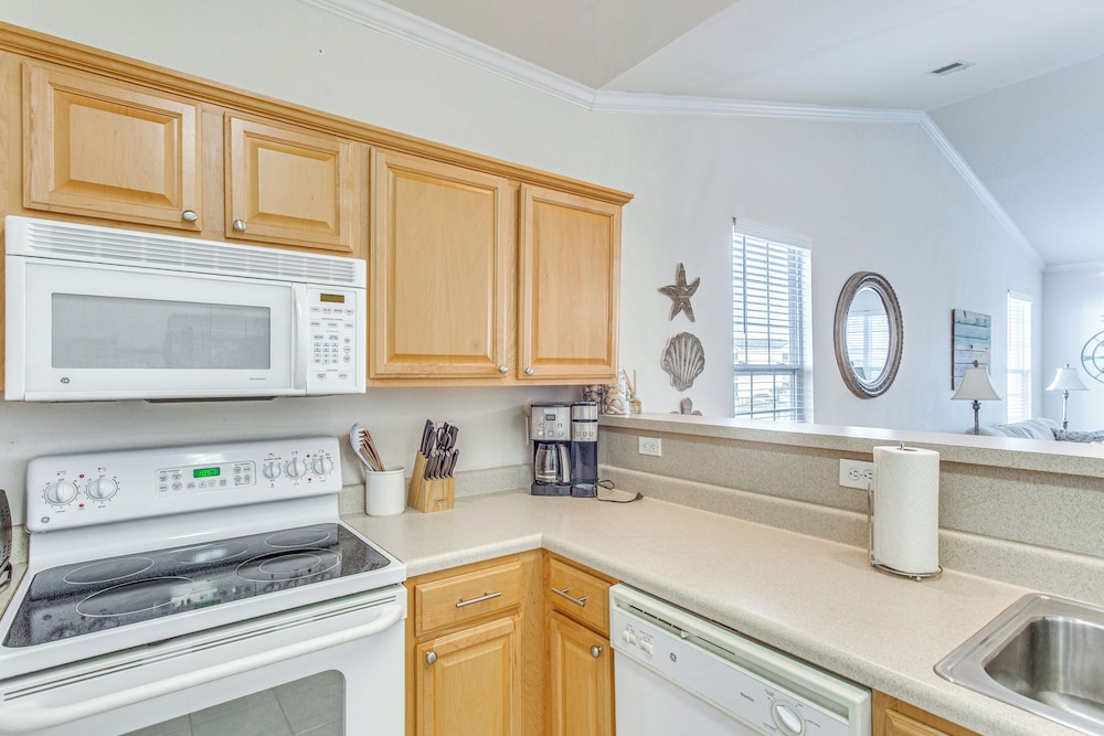 5 Mi to Shore: Condo w/ Patio in Sunset Beach!