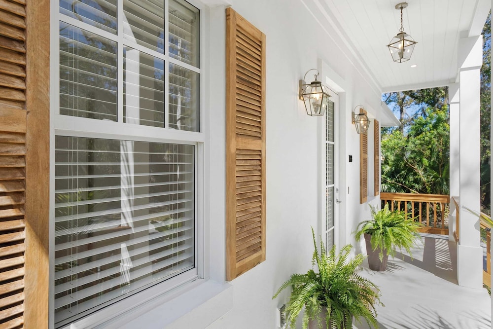 Serenity at Surfside by Avantstay Pool, Porches, Fire Pit & Arcade Near Vilano Beach