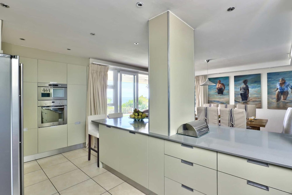 Camps Bay Home w Pool Garden Sea View Tree Villa