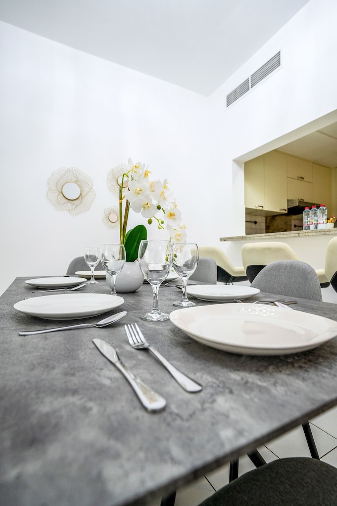 Tanin - Exquisite Marina View Apartment With Balcony photo 3
