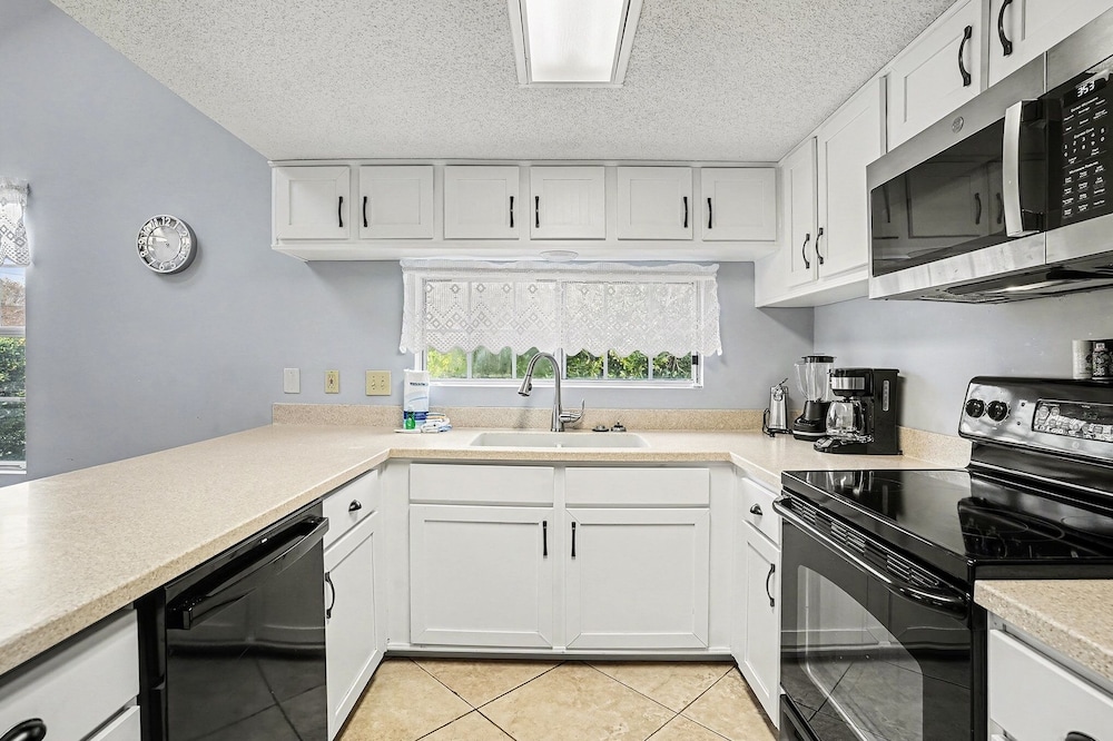 6F Cumberland - split level, 2 bedroom villa, full access!! 2 Condo