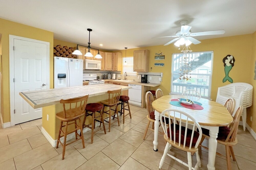Abby Sands Castle 2 Bedroom Home by RedAwning