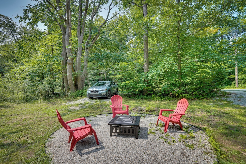 Cozy Becket Cottage Escape w/ Lake Access!