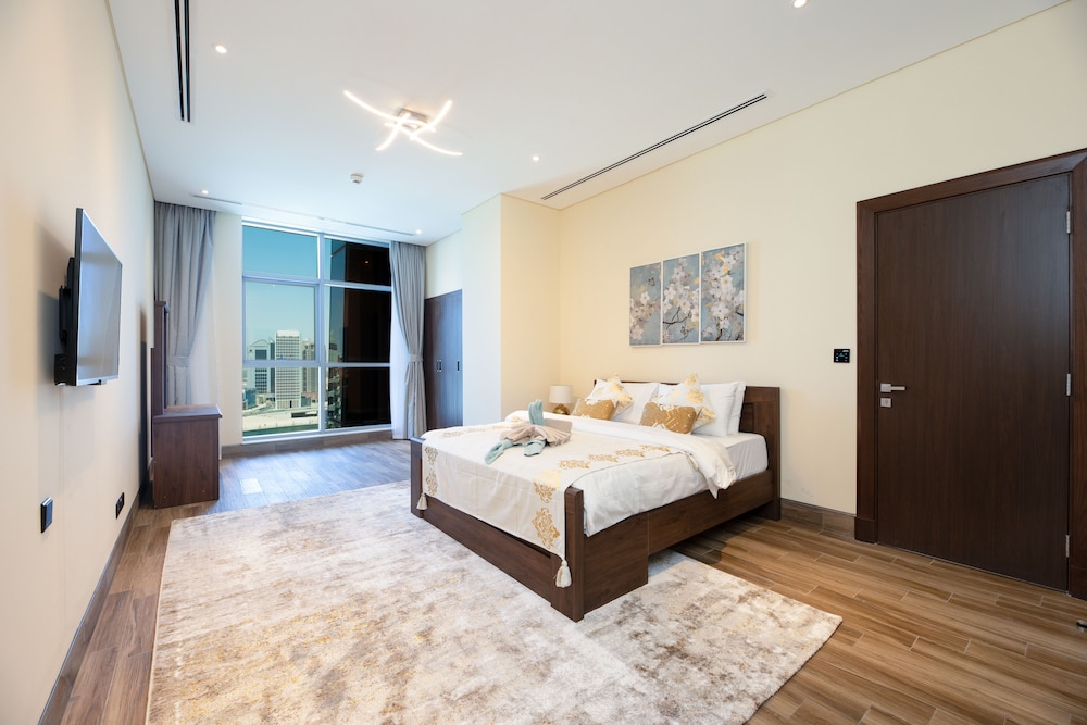 SIMPLY COMFORT Urban Chic Suites in J One Tower City & Canal Views