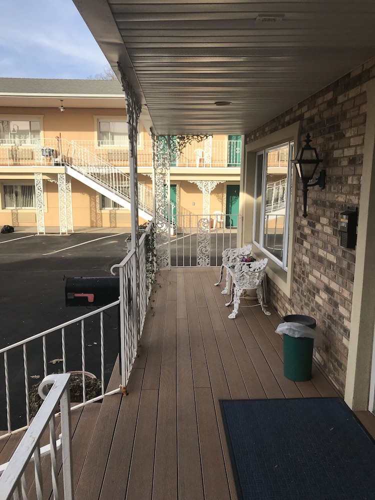River Road Motel