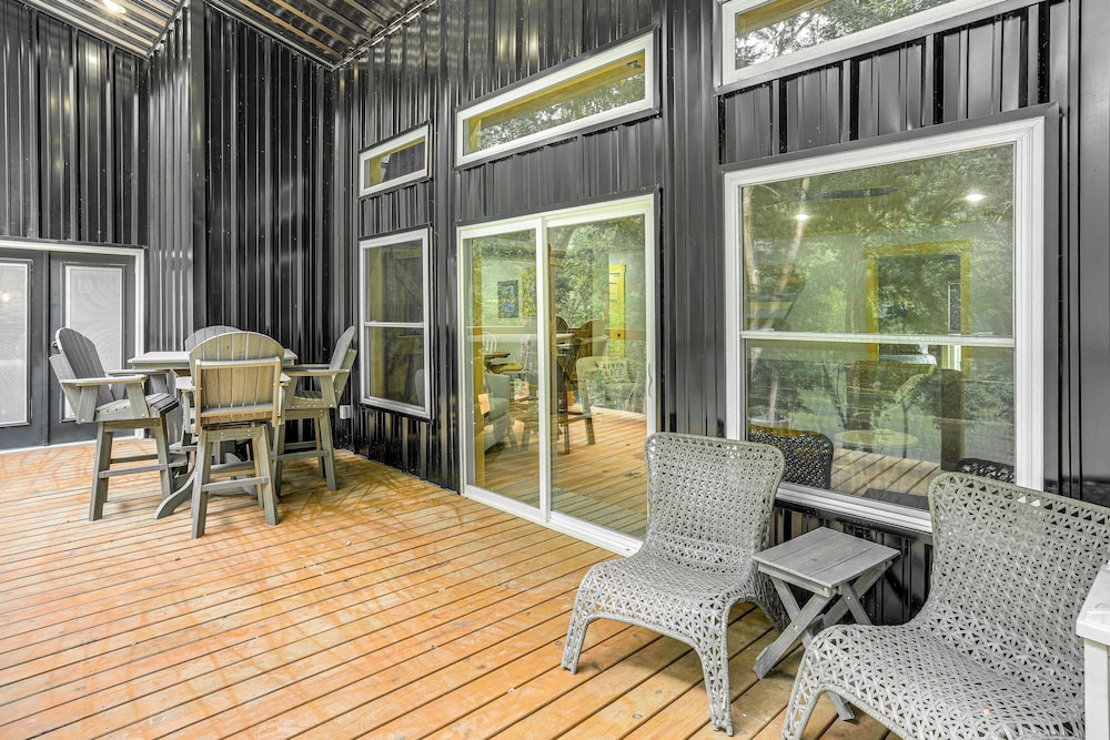 Relax on the River: Modern Mountain View Escape!