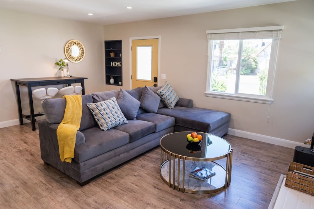 Remodeled 3BR House w Hot Tub Fenced Yard p58