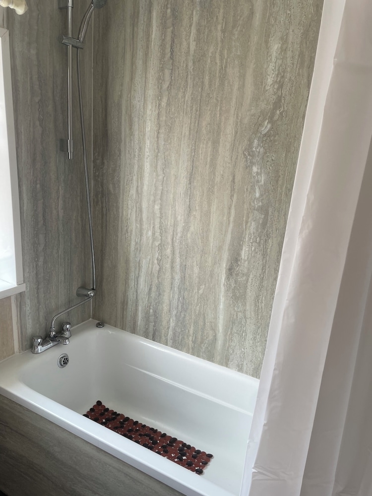 Cozy 2 Bedroom Property With all Amenities