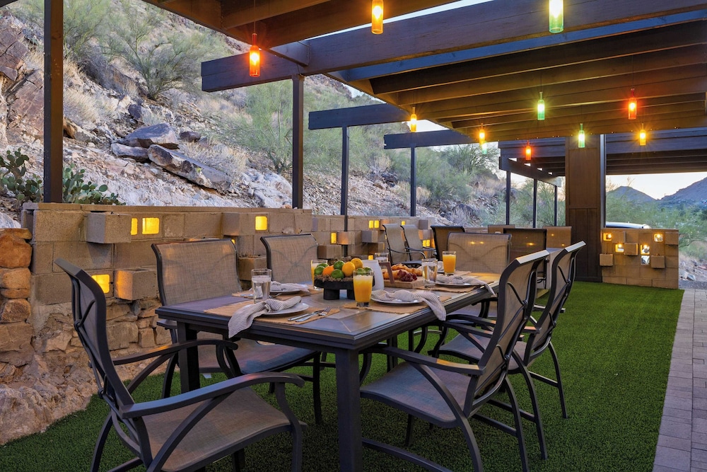 Panoramic Views, Private Pool, Patio Lounge w/ Firepit Royal Palm by Avantstay