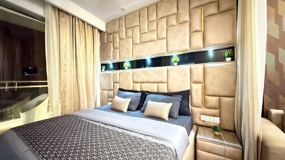 41 Floor River View - TheRoomeraStay
