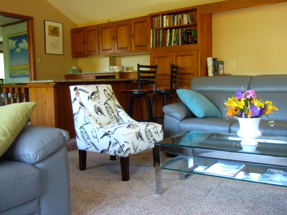Loya's Little House Bed & Breakfast