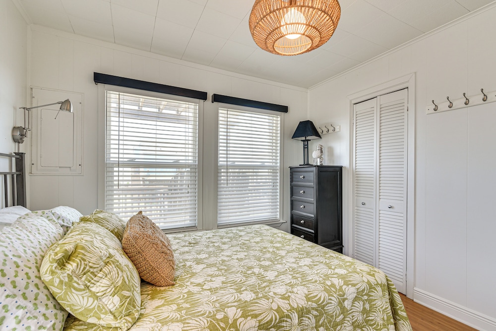 Pet-friendly Galveston Home - Walk to Beaches!