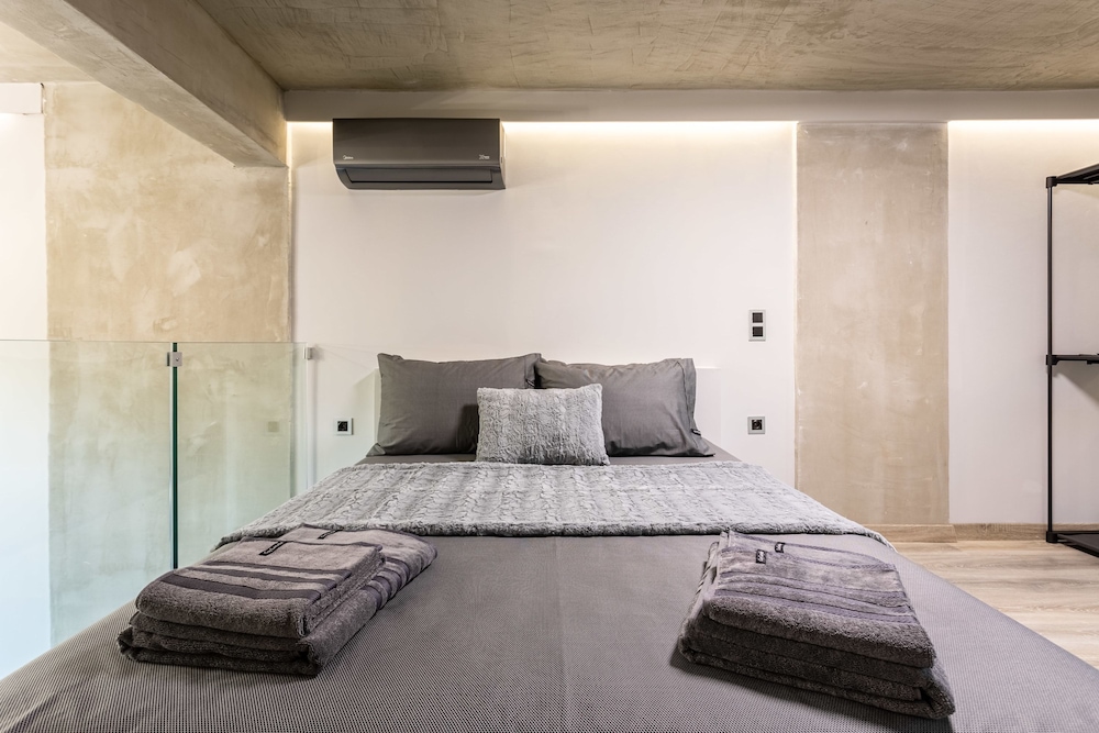 Ventiri Lofts - Luxury Duplex w Private Garden