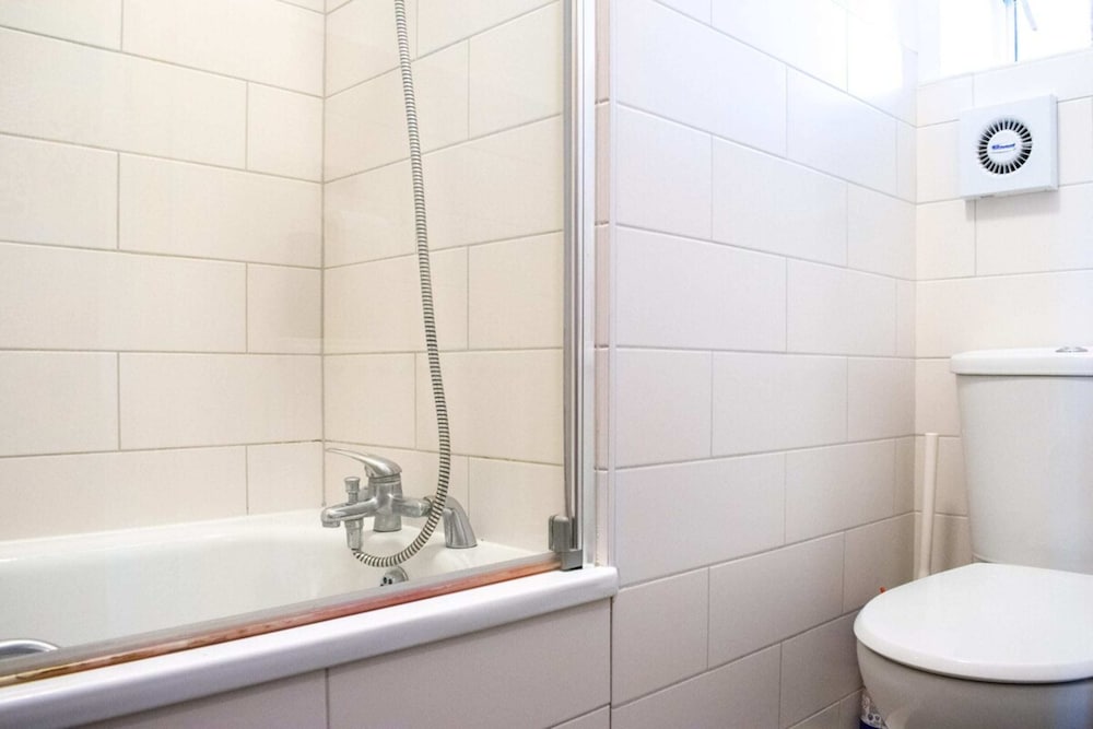 Beautifully Decorated Contemporary 2 Bedroom Flat