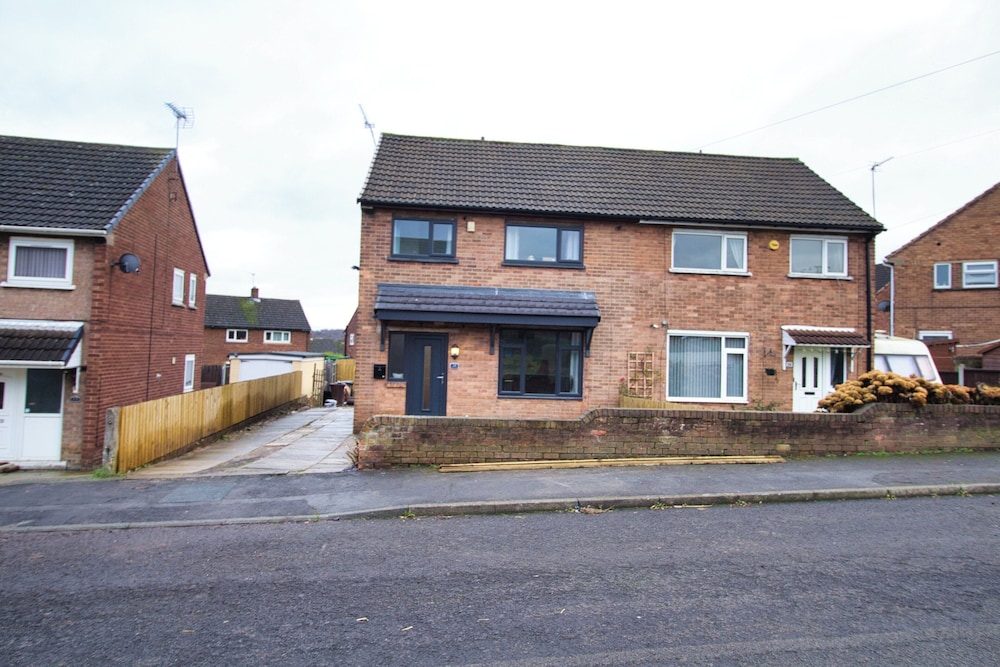 Spacious 3 Bed House - Newly Refurbished