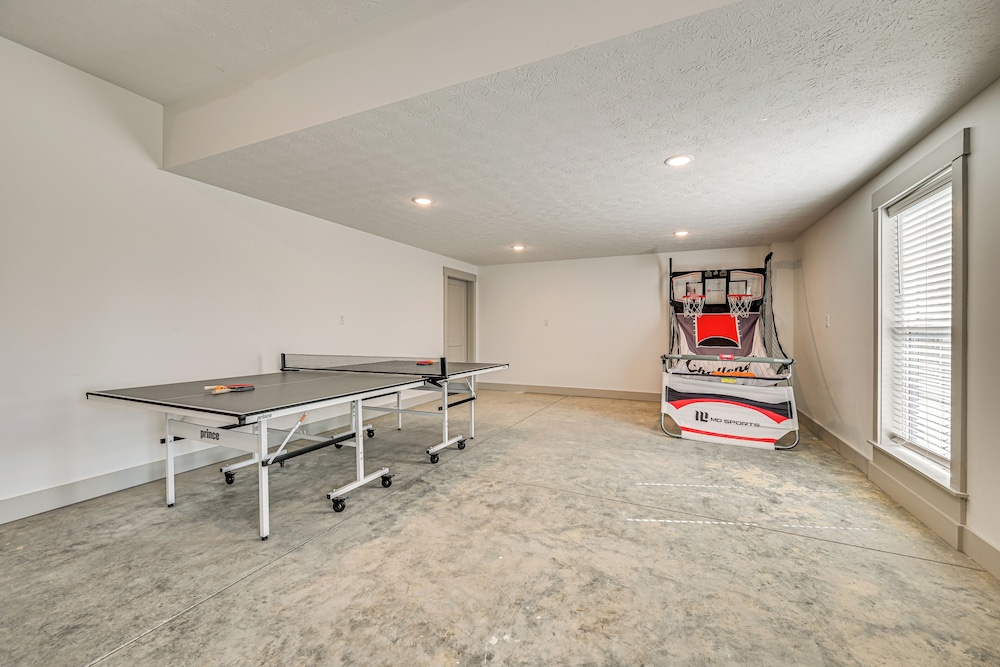Nolin Lake Views: Spacious Home in Clarkson!