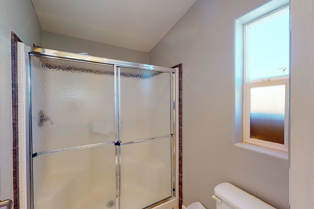 Exclusive 3BR w/ Pool, Hot Tub, W/d, & Clubhouse
