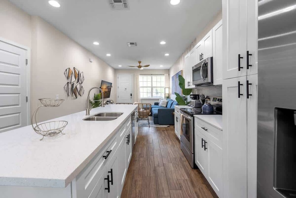 Beautiful 4BR Home w/ Modern Design