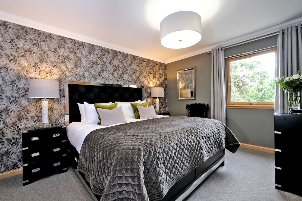 Enchanting Home With Furnished Balcony in Cults, Scotland view 3