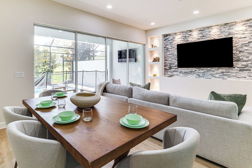 Disney Area Hub: Heated Pool & Resort-style Perks