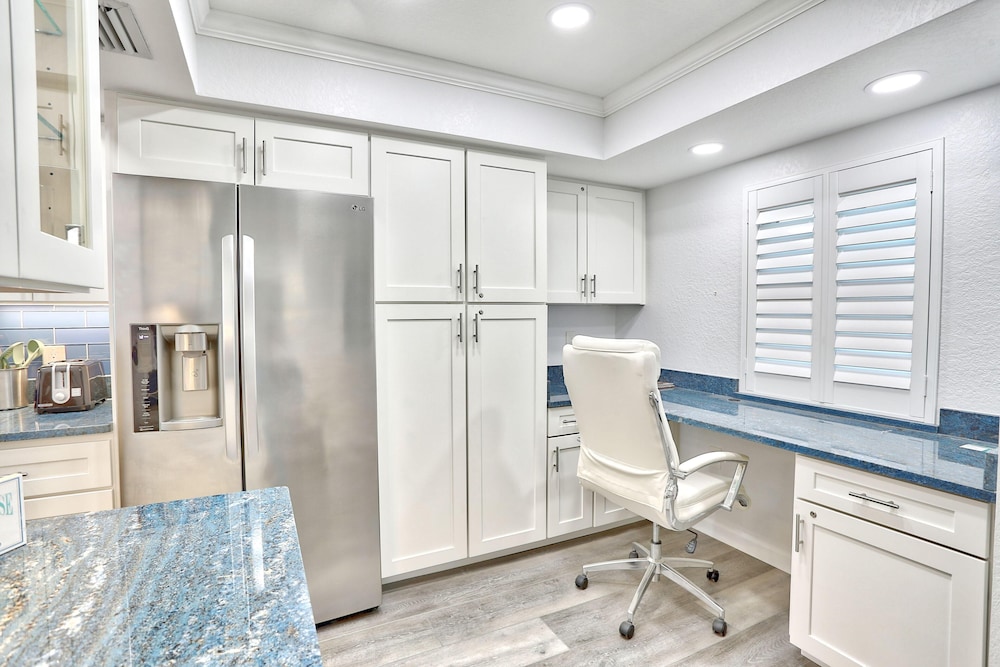 Land's End 11-302 Beach Front - Premier