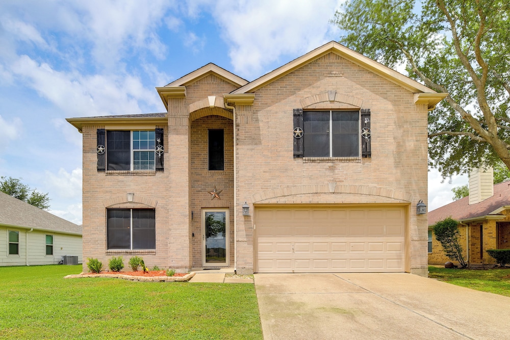7 Mi to Downtown Baytown: Spacious Home w/ Yard