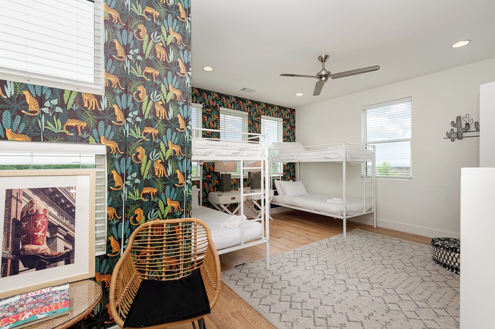 Citrine-private Patio & Balcony-near Germantown