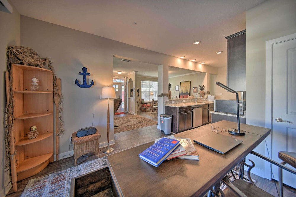 Hampton Condo: By Convention Center & Coliseum! view 4