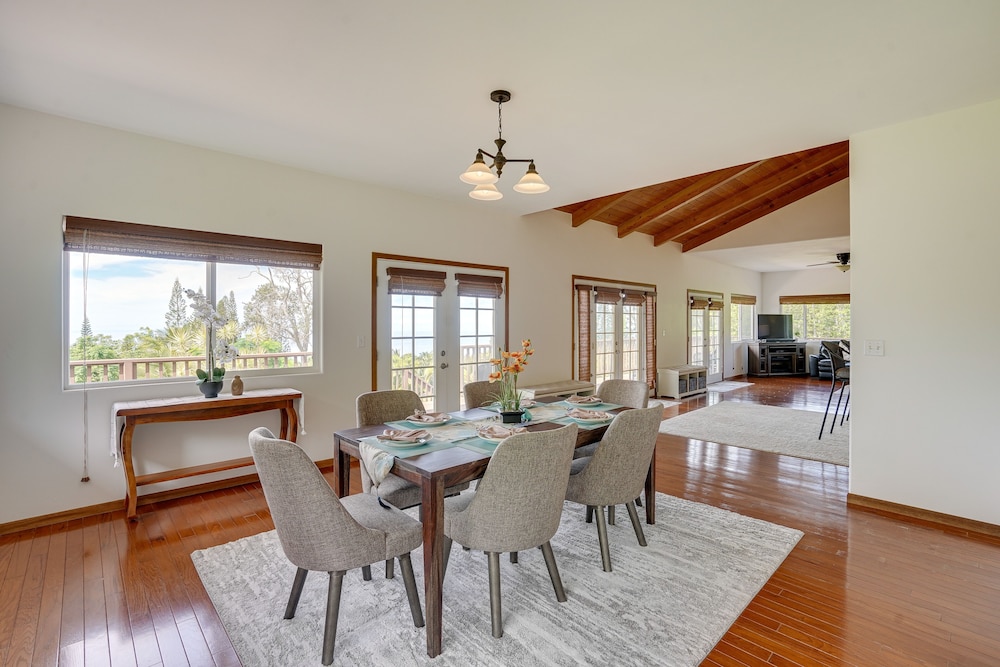 Hawaiian Retreat w/ Ocean Views in Captain Cook!
