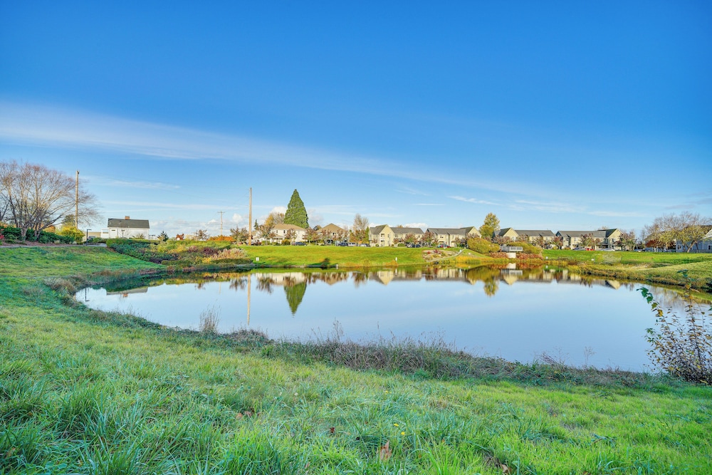 Condo 6 Mi to Lumen Field & Dtwn Seattle!