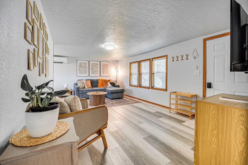 9 Mi to The Gorge: Updated Retreat w/ Yard!