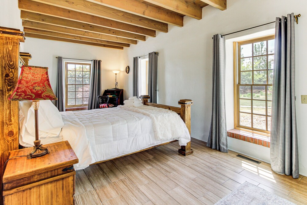 3 Mi to Zoo & Garden: Spacious Albuquerque Home