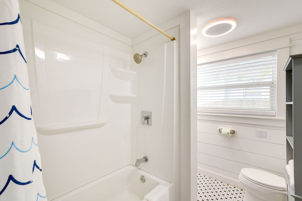 Galveston Vacation Rental: Deck & Central Location
