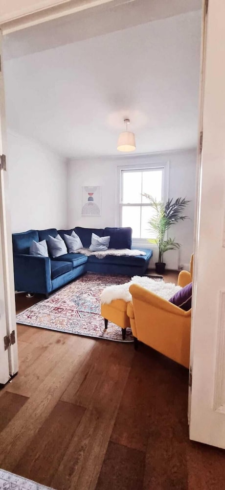 Stylish 3 Bedroom Townhouse in Brockley With Large Garden
