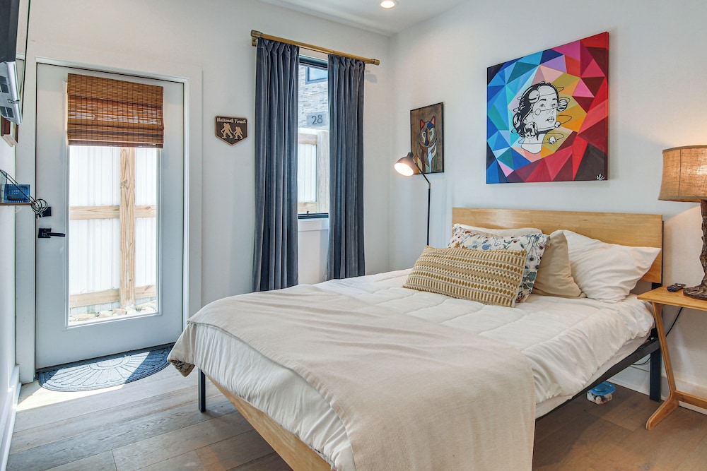 Rooftop Deck, Sweeping Views: Chic Home in Brevard