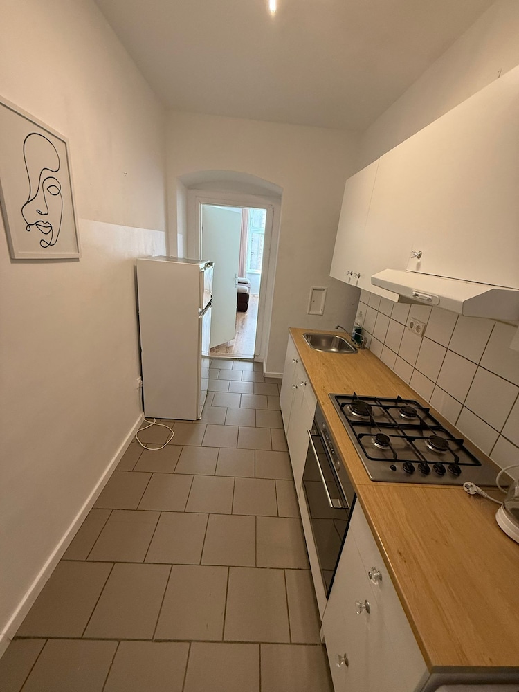 Modern 2BR Apt Steps from Westbahnhof