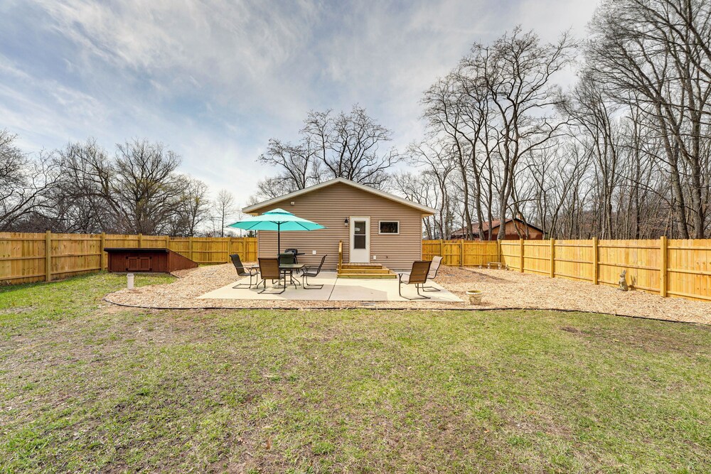Boat, Fish & Hike: Cozy Getaway in Twin Lake!