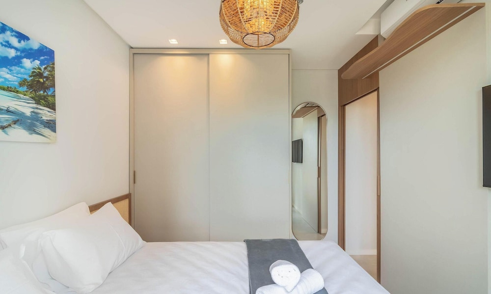 Your Exclusive Stay Just Steps From the sea in Meia Praia - FFS II