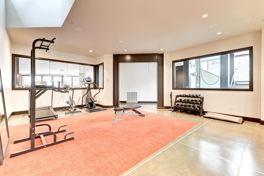 KBM Resorts Walk to Slopes, Sports Court, Private Home Theater, Sleeps 17, Outdoor Hot Tub Pco-184m