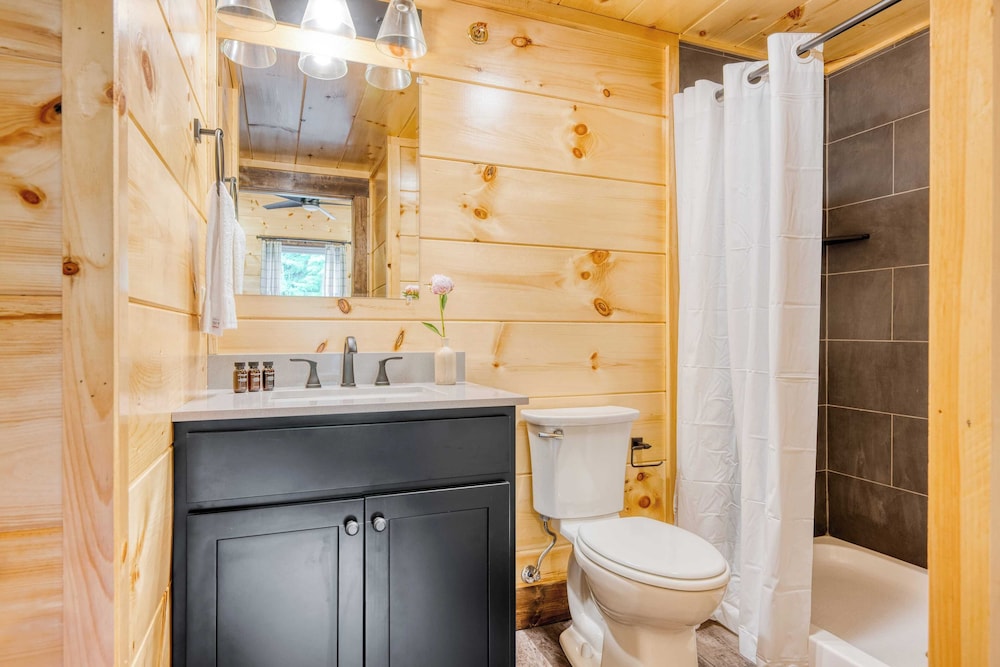 2 Homes Firefly Trail Way by Avantstay Sleeps 28, Indoor Pool + Hot Tub + Movie Theater & Game Room
