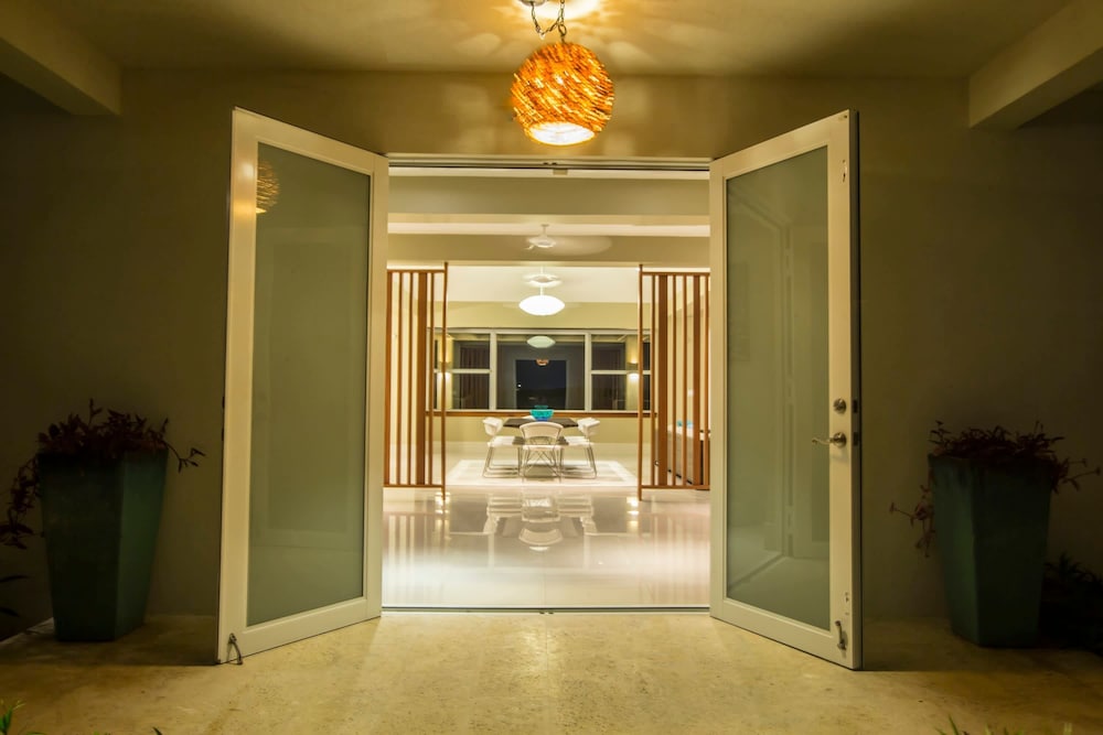 5 BR Waterfront Villa On Chalk Sound Blue Water