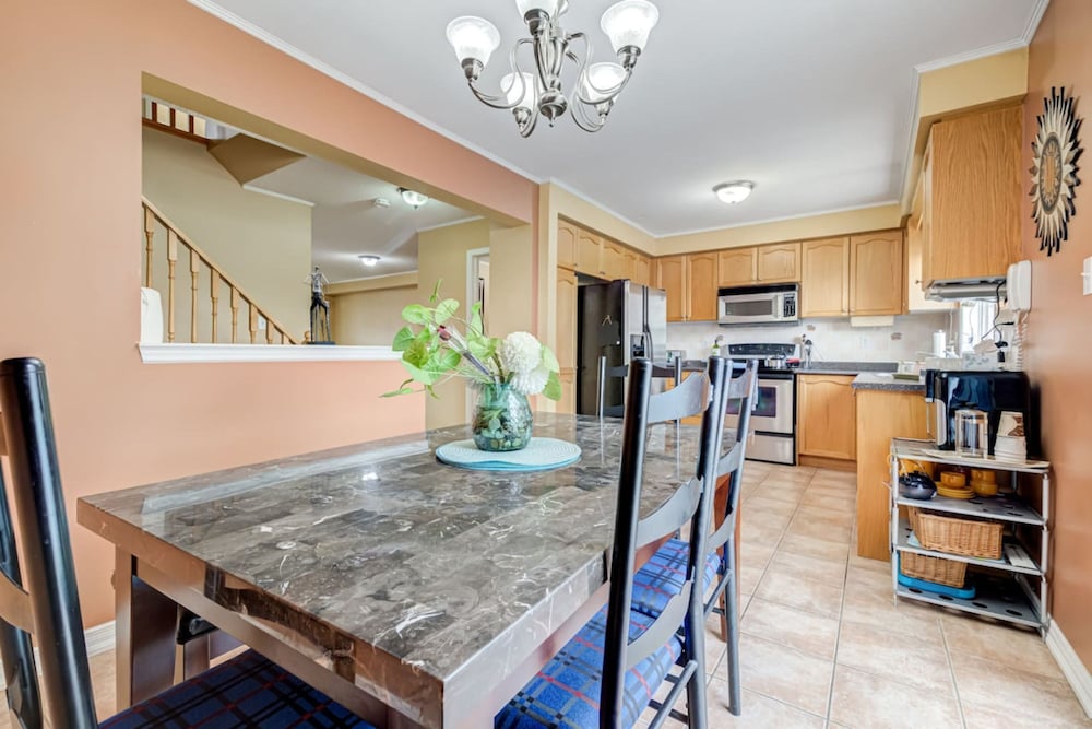 Brampton Retreat Quiet 2BR Residential Area