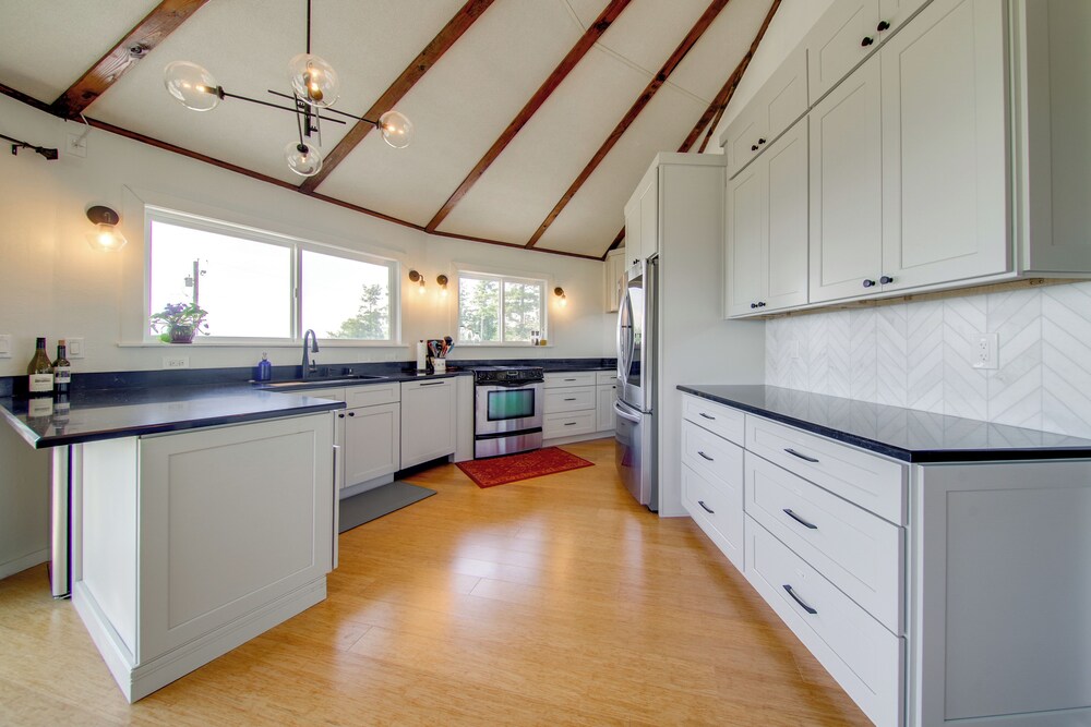 Spacious Deck w/ Ocean View: Puget Sound Gem!